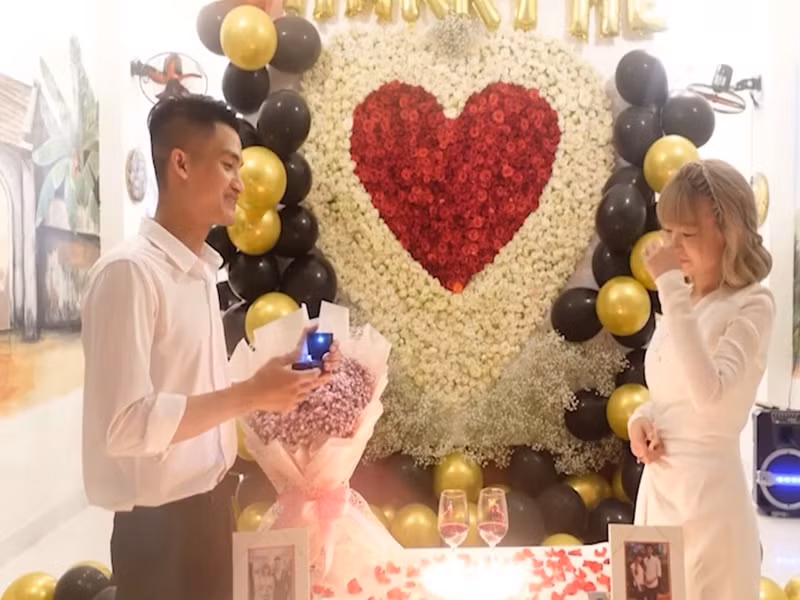 Thảo Vy liên tục bật khóc khi được Mạc Văn Khoa cầu hôn. Ảnh: Yan