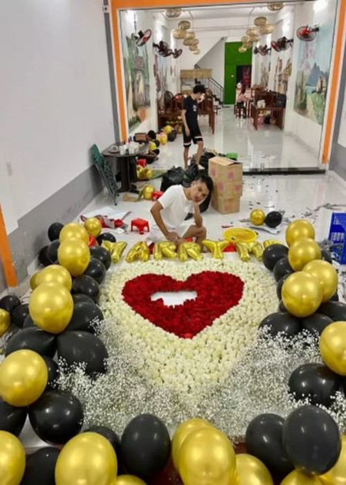 Mạc Văn Khoa tự tay trang trí không gian để cầu hôn bà xã. Ảnh: Vietnamnet