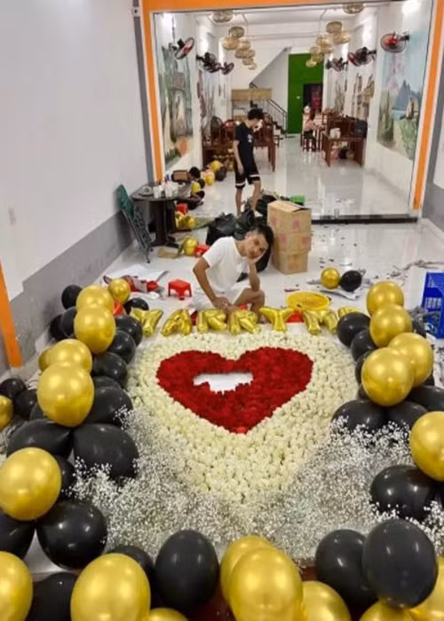 Mạc Văn Khoa tự tay trang trí không gian để cầu hôn bà xã. Ảnh: Vietnamnet