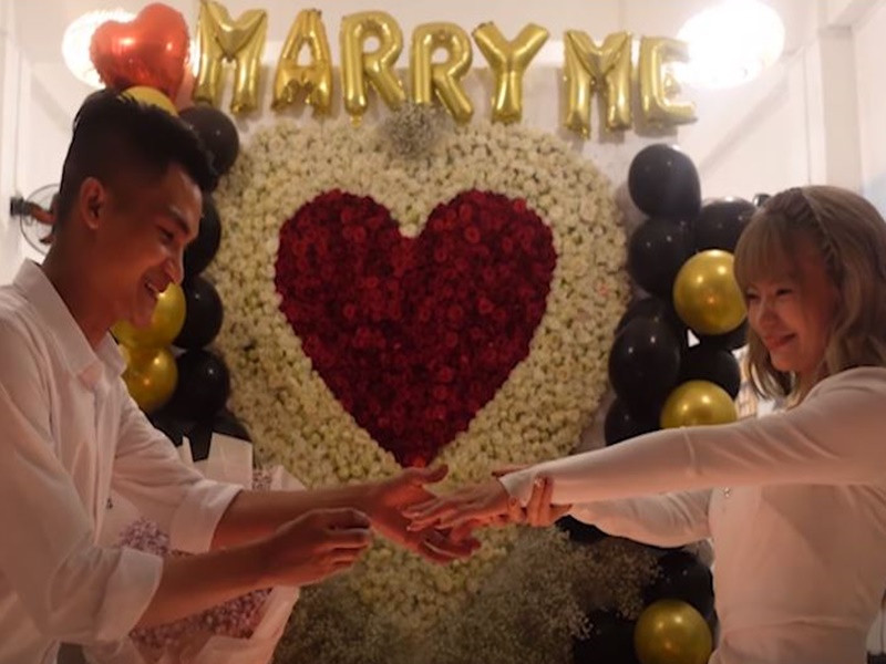 Nam diễn viên hài quỳ gối cầu hôn rồi trao nhẫn cho bà xã hot girl. Ảnh chụp màn hình