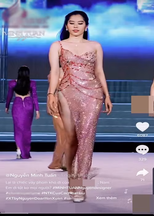 NTK Nguyễn Minh Tuấn - người thiết kế chiếc váy mà Nam Em trình diễn bênh vực người đẹp. Cụ thể, Nguyễn Minh Tuấn cho biết, chất liệu vải nặng của chiếc váy dễ quấn vào chân người mặc, đường xẻ cao quyến rũ, tôn dáng nhưng dễ gây ra nhiều sự cố nhạy cảm, thêm vào đó Nam Em diễn trên một sân khấu cao nên thái độ khá lúng túng, không thật sự thoải mái khi trình diễn là điều hoàn toàn có thể thông cảm. Ảnh: Yan