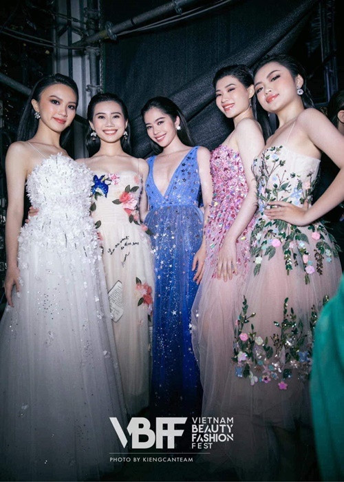 Ngoài ra, Hoa khôi Nam Em còn chia sẻ loạt ảnh bên các thí sinh. Đi kèm với đó, cô viết: "Ít nhất thì sau cuộc thi chị vẫn có những đứa em gái ruột của chị. Mấy em gái chị dạo này sáng bừng luôn. Tự hào". Ảnh: FBNV