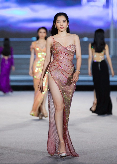 Nhiều ý kiến cho rằng Nam Em catwalk loạng choạng khi diện chiếc váy quyến rũ có đường xẻ cao. Ảnh: Yan