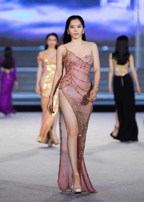 Nhiều ý kiến cho rằng Nam Em catwalk loạng choạng khi diện chiếc váy quyến rũ có đường xẻ cao. Ảnh: Yan