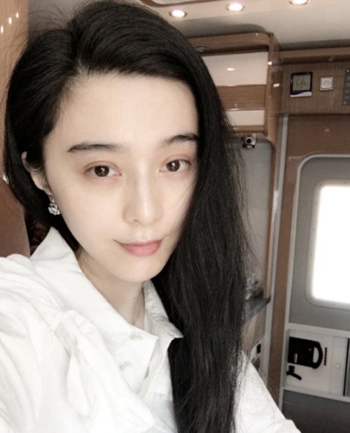 Gương mặt mộc của các mỹ nhân vẫn luôn khiến dân tình vô cùng tò mò. Rũ bỏ lớp son phấn trau chuốt, liệu những mỹ nhân đình đám có còn giữ vững được phong độ nhan sắc hay không? Phạm Băng Băng từng nhiều lần đăng ảnh khoe gương mặt mộc, dù không tô vẽ cố vẫn ghi điểm với đường nét thanh tú, làn da không khuyết điểm đáng ngưỡng mộ. Phạm Băng Băng tiết lộ, khi ra đường cô nàng chỉ cần 5 phút chuẩn bị, từ chăm sóc da cho tới makeup. Nàng "Võ Mị Nương" vừa nói, vừa quay lại khoảnh khắc tô son, chải tóc, thành quả cuối cùng đẹp lay động lòng người.