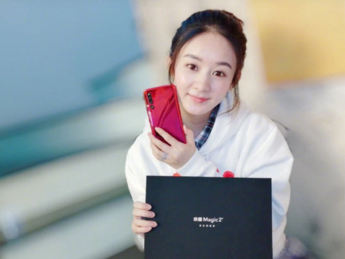 Gương mặt mộc của Triệu Lệ Dĩnh có đôi chút mệt mỏi, thiếu đi nét ngọt ngào so với hình ảnh quen thuộc. Dẫu vậy, cô vẫn ghi điểm nhờ đôi mắt to tròn.