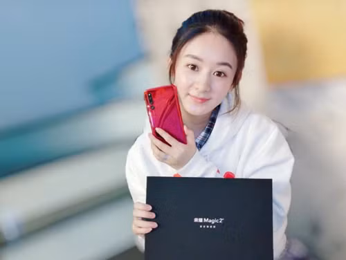 Gương mặt mộc của Triệu Lệ Dĩnh có đôi chút mệt mỏi, thiếu đi nét ngọt ngào so với hình ảnh quen thuộc. Dẫu vậy, cô vẫn ghi điểm nhờ đôi mắt to tròn.