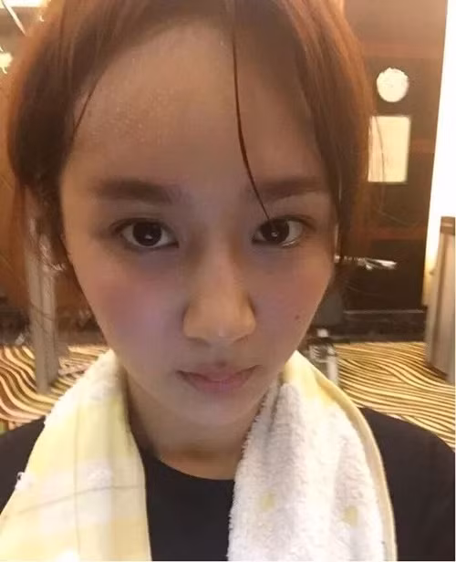 Khi thiếu đi lớp son phấn và làm tóc cầu kỳ, Dương Tử để lộ nhược điểm trán cao và phần đầu mũi khá to. Nhưng bù lại, mỹ nhân Hương Mật Tựa Khói Sương lại ghi điểm với đôi mắt to tròn, nước da mịn màng khiến nhiều cô nàng phải ghen tị mà học hỏi bí kíp.