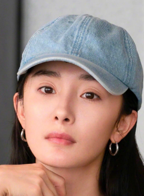 Luôn xuất hiện với vẻ ngoài hoàn hảo nhất, ít ai biết rằng khi để mặt mộc, Dương Mịch lại vô cùng trẻ trung và xinh đẹp bất ngờ. Vẻ đẹp mong manh với làn da căng bóng, trắng mịn của Phù Dao Hoàng hậu là niềm mơ ước của nhiều phụ nữ. Chẳng cần tô điểm phấn son, Dương Mịch vẫn gây xao xuyến với gương mặt mộc thanh tú, đường nét gọn gàng, thần thái thu hút.