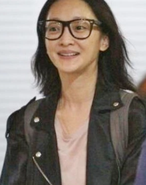 Nổi tiếng là mỹ nhân có nhan sắc xinh đẹp, sang chảnh chuẩn "nàng thơ" vậy nhưng khi không phấn son, Châu Tấn xuống sắc khá nhiều. Đường nét thanh tú nhưng nước da thực của cô khá ngăm và xỉn màu khiến nhan sắc kém thu hút đi vài phần.