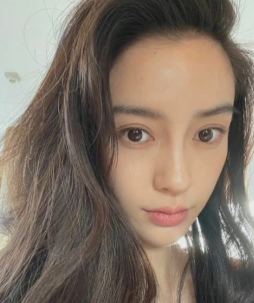 Khi để mặt mộc, Angela Baby lộ gương mặt có phần nhợt nhạt, phần trán cao, môi khô nẻ.