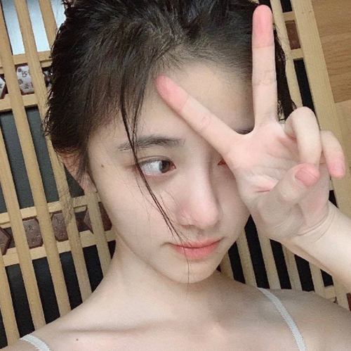 Cúc Tịnh Y chẳng ngại chụp ảnh mặt mộc khoe với fan. Nữ diễn viên sở hữu gương mặt nhỏ, sống mũi cao, đôi mắt to thu hút.