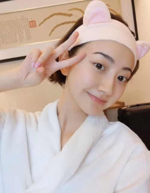 Không hổ danh là mỹ nhân Bắc Kinh, Cảnh Điềm chẳng cần makeup kỹ càng mà vẫn xinh xuất sắc. Cô còn khiến dân tình trầm trồ với làn da mịn mướt, căng bóng như em bé. Cũng vì làn da mộc quá đẹp mà mọi món mỹ phẩm Cảnh Điềm sử dụng đều tạo thành hot trend khiến dân tình thi nhau tìm mua theo.