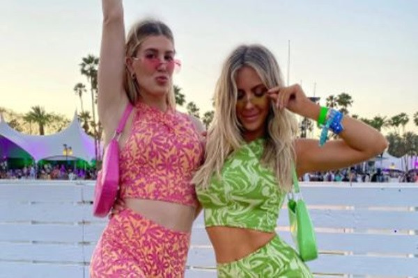 “Cong chua quan vot” Eugenie Bouchard rang ro sanh vai chi gai sinh doi