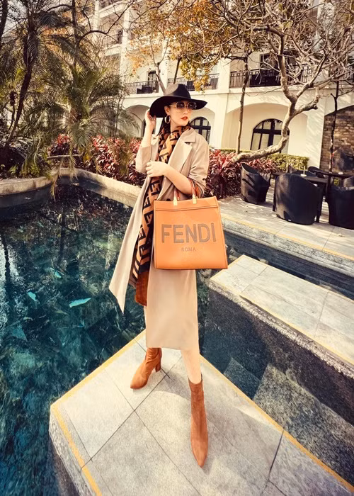 Lã Thanh Huyền xây dựng hình ảnh nữ doanh nhân sành điệu, bắt kịp xu hướng thời trang.