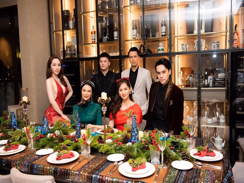 Lã Thanh Huyền thường xuyên mời bạn bè đến biệt thự chơi.