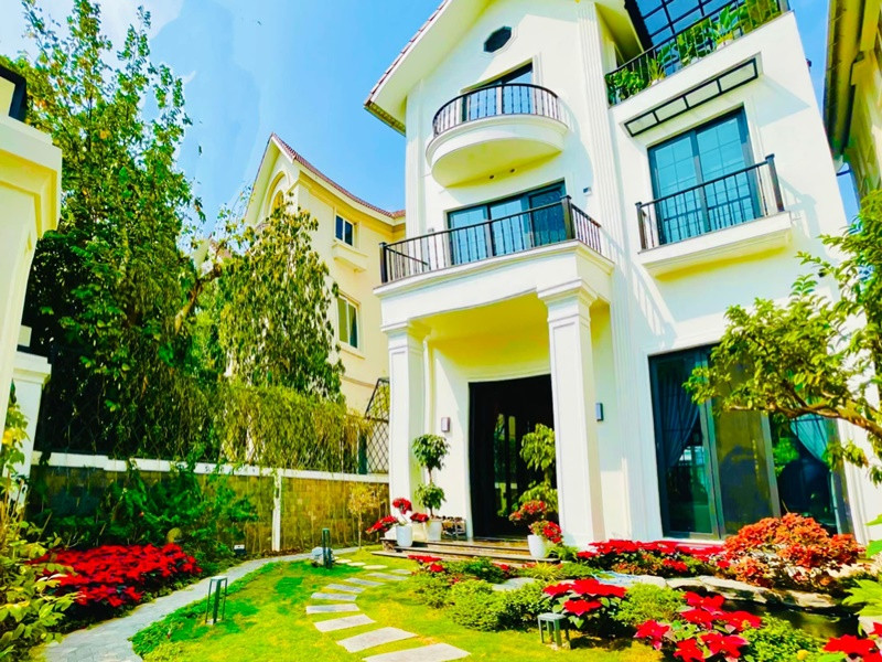 Lã Thanh Huyền hiện tại có cuộc sống vô cùng sang chảnh. Cô đang ở biệt thự triệu USD, có tổng diện tích sử dụng 450m2 và 150m2 sân vườn.