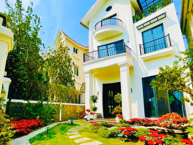 Lã Thanh Huyền hiện tại có cuộc sống vô cùng sang chảnh. Cô đang ở biệt thự triệu USD, có tổng diện tích sử dụng 450m2 và 150m2 sân vườn.