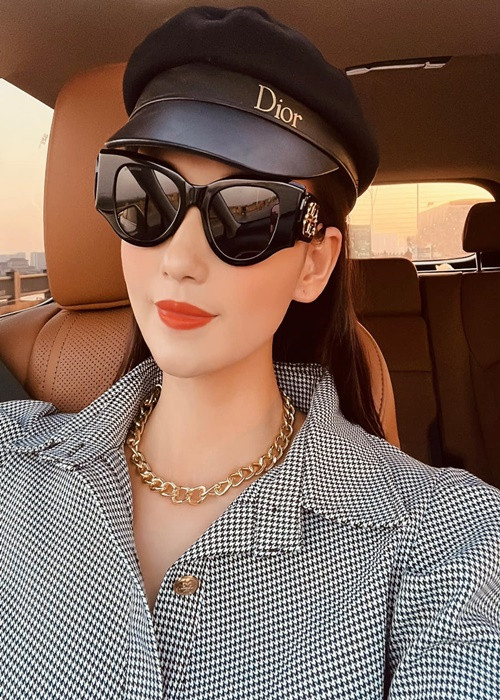 Bà mẹ một con sử dụng váy áo, phụ kiện hàng hiệu.