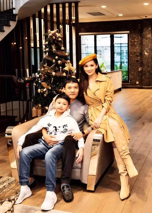 Nữ diễn viên đang sống ở biệt thự cùng ông xã doanh nhân và con trai.