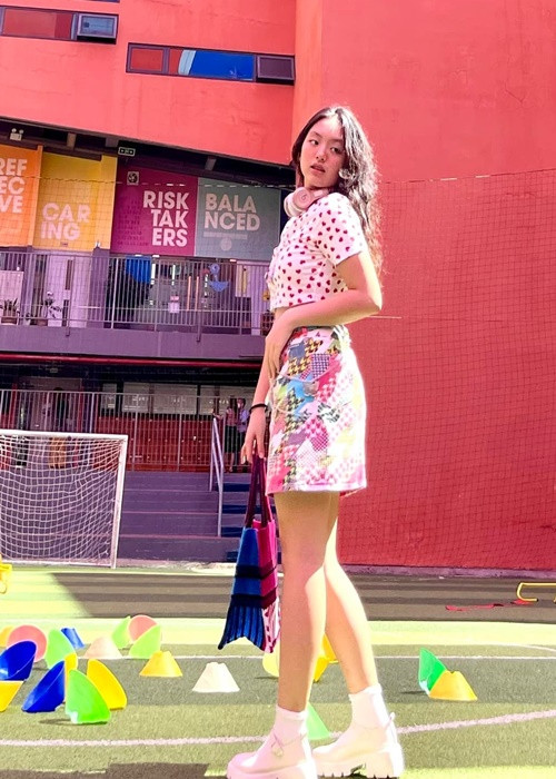 Mới đây, Suti mượn toàn bộ quần áo túi xách của mẹ, tự phối đồ để chụp ảnh kỷ niệm tại trường. Nhiều người khen ngợi thần thái và cách tạo dáng của sao nhí “Bố ơi, mình đi đâu thế?”. Ảnh: FBNV