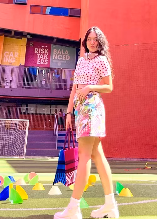 Suti thừa hưởng nhiều nét đẹp của mẹ là người mẫu. Hiện tại, ở tuổi 14, con gái Thúy Hạnh cao 1m63. Ảnh: FBNV