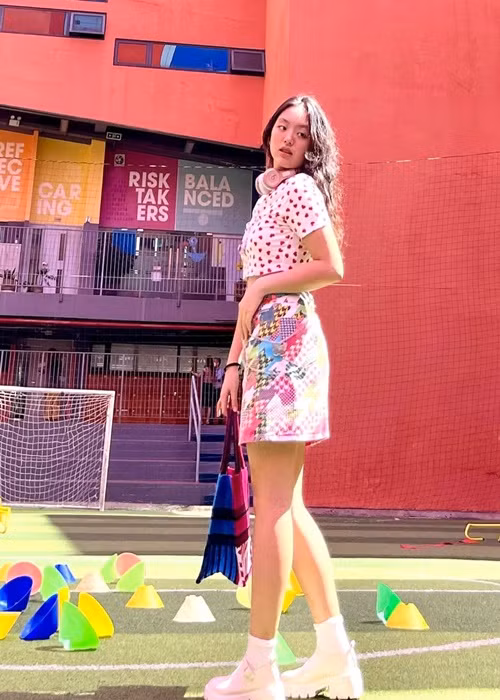 Mới đây, Suti mượn toàn bộ quần áo túi xách của mẹ, tự phối đồ để chụp ảnh kỷ niệm tại trường. Nhiều người khen ngợi thần thái và cách tạo dáng của sao nhí “Bố ơi, mình đi đâu thế?”. Ảnh: FBNV