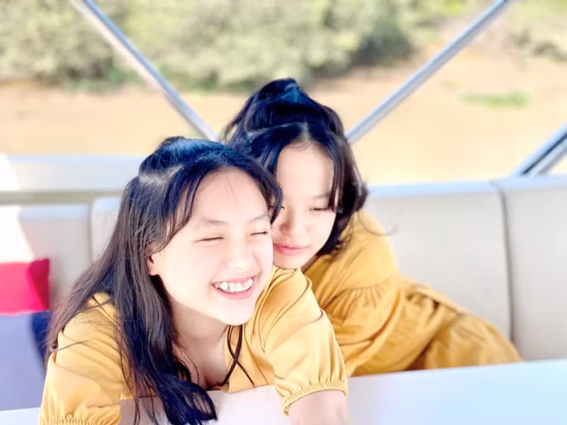 Hai nhóc tì nhà Thúy Hạnh thường xuyên mặc đồ đôi. Ảnh: FBNV