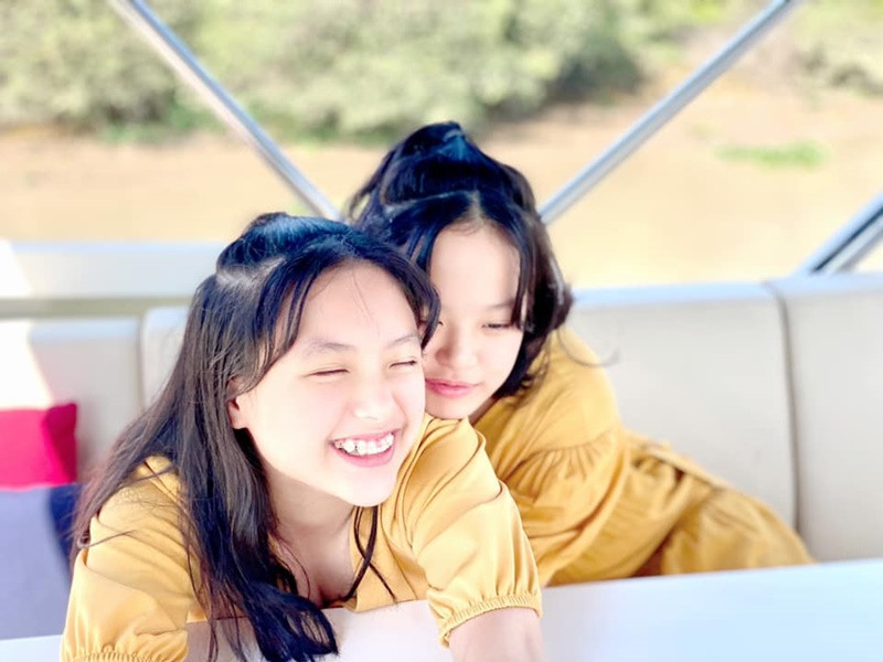 Hai nhóc tì nhà Thúy Hạnh thường xuyên mặc đồ đôi. Ảnh: FBNV