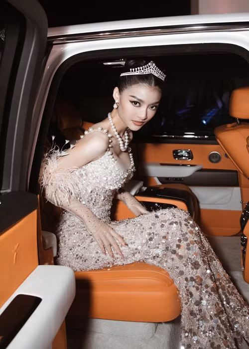 Á hậu Kiều Loan gợi cảm không kém cạnh dàn mỹ nhân tham gia sự kiện.