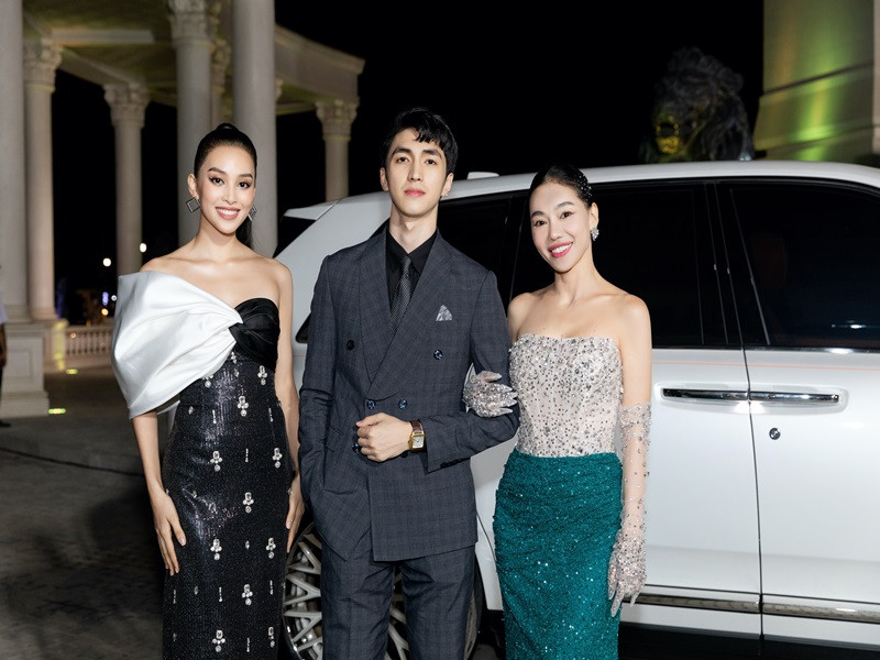 Đêm khai mạc còn có sự góp mặt của diễn viên Hồng Diễm, Thu Quỳnh, Bình An (trong ảnh). Sự kiện Vietnam Beauty Fashion Fest sẽ diễn ra trong 2 ngày 16/4 và 17/4. Top 64 thí sinh vòng Chung khảo toàn quốc Miss World Vietnam 2022 sẽ trình diễn các bộ sưu tập đến từ các nhà thiết kế Lê Ngọc Lâm, Nguyễn Minh Tuấn, Tùng Vũ, Phạm Đăng Anh Thư, Võ Thanh Can, Hà Thanh Việt. Từ đó chọn ra cô gái xuất sắc nhất cho danh hiệu Người đẹp Thời trang cũng như được đặc cách vào top 20 chung cuộc.