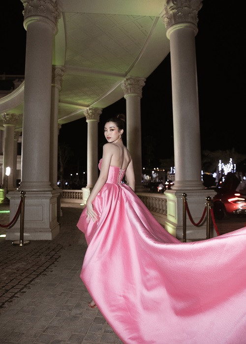 Đỗ Mỹ Linh diện đầm hồng cúp ngực, gợi cảm không kém cạnh Đỗ Thị Hà.