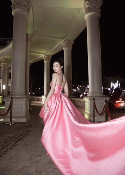 Đỗ Mỹ Linh diện đầm hồng cúp ngực, gợi cảm không kém cạnh Đỗ Thị Hà.