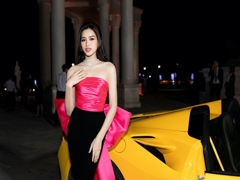 Xuất hiện tại sự kiện, Hoa hậu Đỗ Thị Hà khoe vai trần gợi cảm trong bộ đầm kiểu cách.