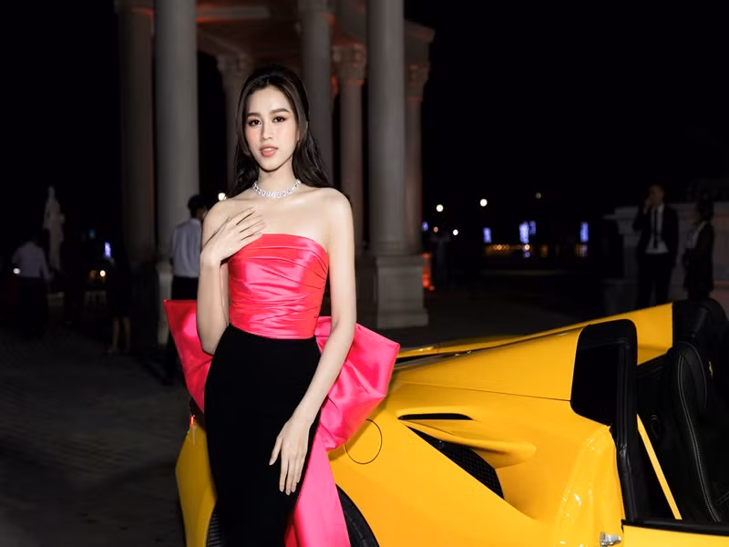 Xuất hiện tại sự kiện, Hoa hậu Đỗ Thị Hà khoe vai trần gợi cảm trong bộ đầm kiểu cách.