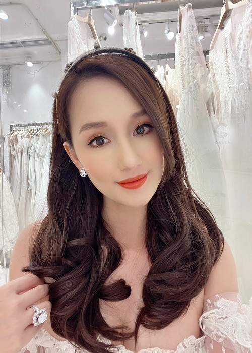 Lã Thanh Huyền không ít lần khoe vòng một căng đầy như muốn tràn ra ngoài.