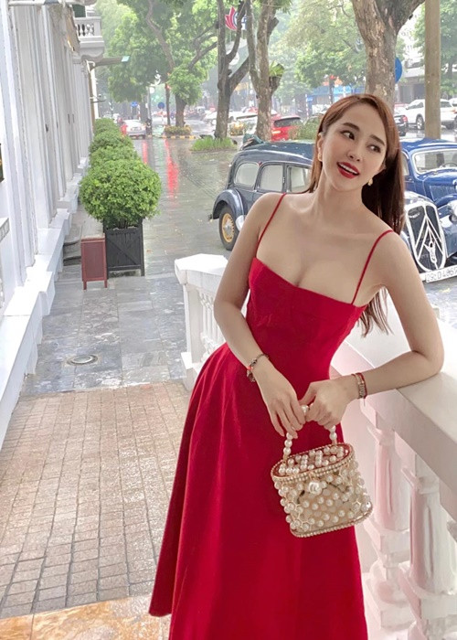 Quỳnh Nga vốn có vòng một kém nở nang trước khi phẫu thuật thẩm mỹ.