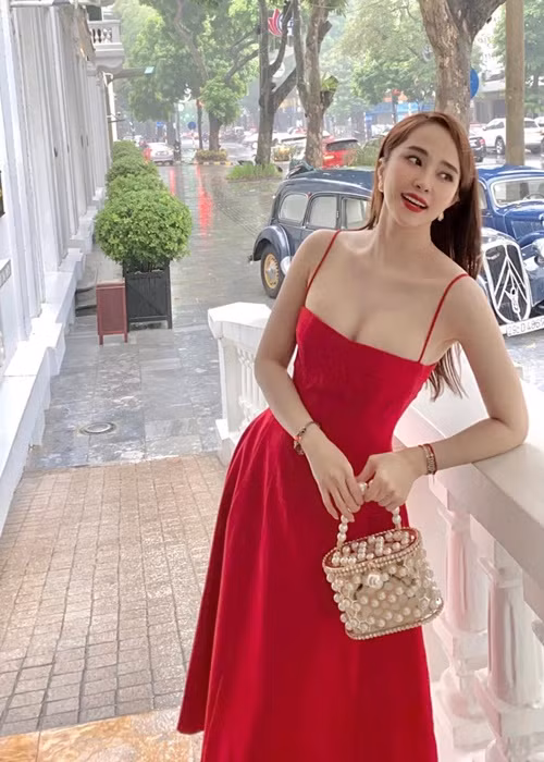 Quỳnh Nga vốn có vòng một kém nở nang trước khi phẫu thuật thẩm mỹ.