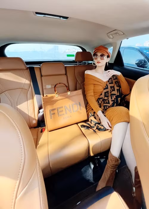 Ở tuổi 37, Lã Thanh Huyền có tất cả từ nhan sắc, sự nghiệp đến tổ ấm viên mãn bên chồng doanh nhân và con trai.