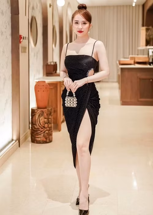 Từ ngày chỉnh sửa vòng một, nữ ca sĩ kiêm diễn viên tự tin hơn khi diện trang phục gợi cảm.