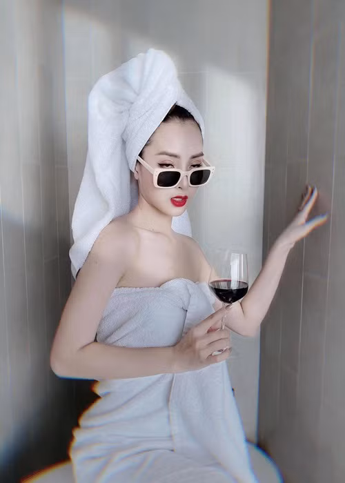 Nếu như trước đây, nữ MC cảm thấy bực mình khi nhận được những lời mời khiếm nhã thì bây giờ, cô không còn bận tâm. Ảnh: FBNV