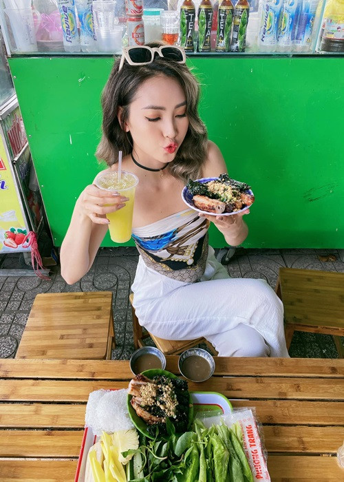 Huyền Trang từng công khai đoạn tin nhắn được gạ đi ăn tiệc cùng khách với giá 18.000 USD. Ảnh: FBNV