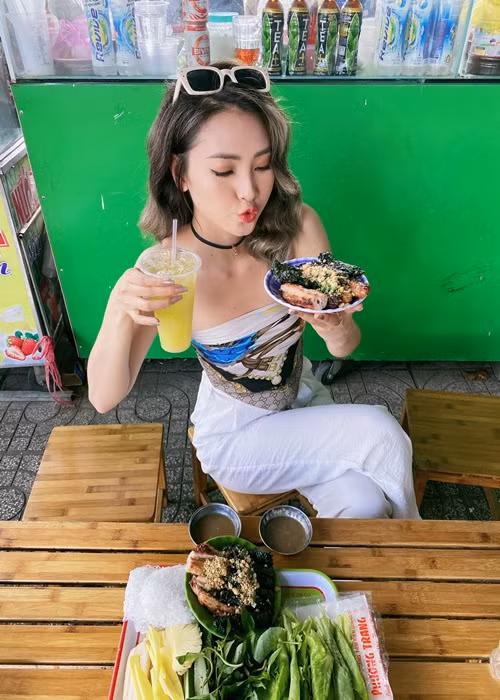 Huyền Trang từng công khai đoạn tin nhắn được gạ đi ăn tiệc cùng khách với giá 18.000 USD. Ảnh: FBNV