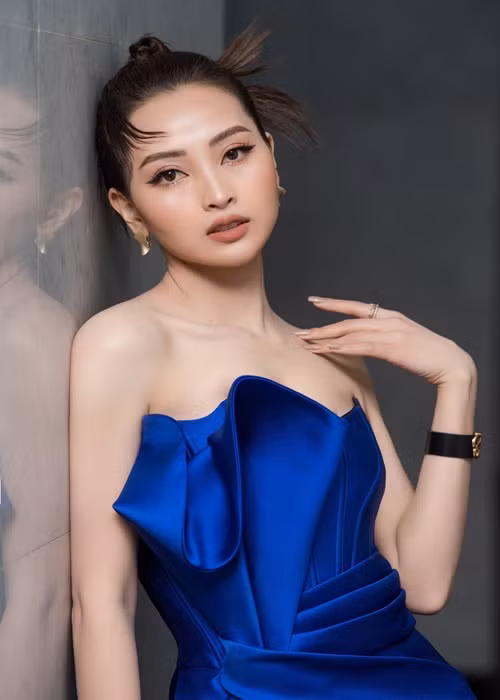 Cô được khán giả biết đến qua vai trò MC của chương trình “Bữa trưa vui vẻ”. Ảnh: FBNV