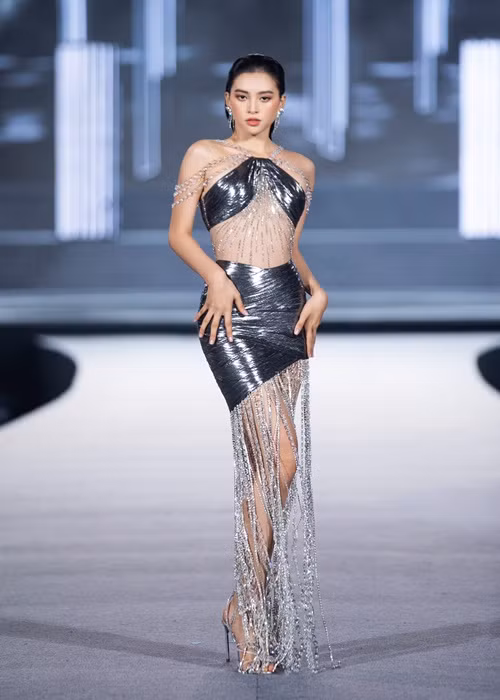 Hoa hậu Tiểu Vy có màn xuất hiện đầy ma mị trong không gian vũ trụ.