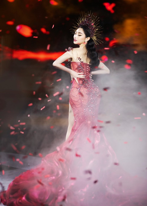 Nàng hoa hậu diện bộ đầm đỏ lộng lẫy hóa nữ thần.