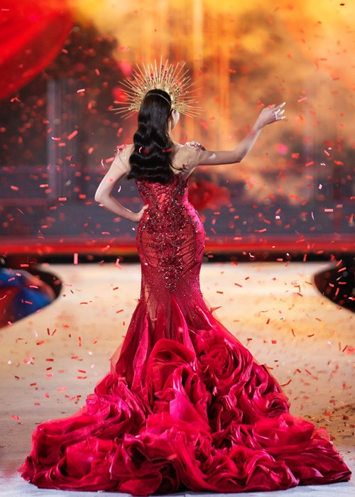 Đương kim Hoa hậu Thế giới Việt Nam xuất hiện dưới “bầu trời” pháo giấy.