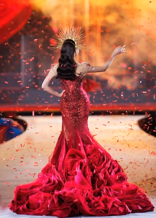 Đương kim Hoa hậu Thế giới Việt Nam xuất hiện dưới “bầu trời” pháo giấy.