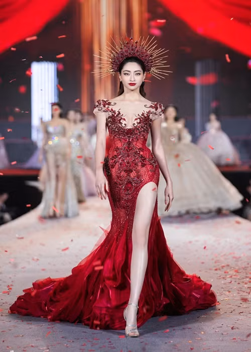 Luong Thuy Linh - Tieu Vy mac goi cam, catwalk dep “than sau”