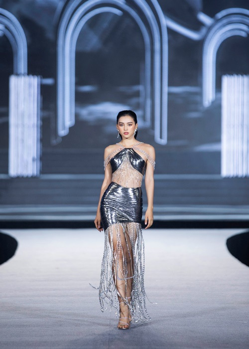 Người đẹp catwalk trong trang phục ánh bạc gợi cảm.